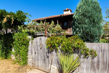 Bulgaristan 'ın Burgaz Bölgesi' nin tarihi Brashlyan kasabasında 19. yüzyıldan kalma eski evler