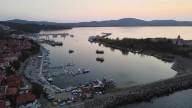 Bulgaristan 'ın Burgaz Bölgesi' ndeki Sozopol limanı ve eski kentin hava gün batımı manzarası