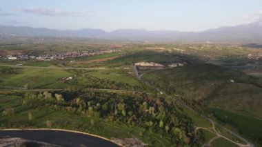 Bulgaristan 'ın Blagoevgrad bölgesinin Topolnitsa köyü yakınlarındaki Struma nehrinin hava günbatımı manzarası