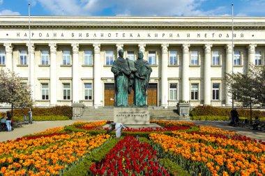 SOFYA, BULGARIA - 1 Mayıs 2022: Bulgaristan 'ın başkenti Sofya' daki Aziz Kiril ve Aziz Methodius Ulusal Kütüphanesinin bahar manzarası