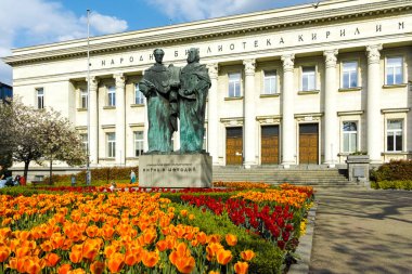 SOFYA, BULGARIA - 1 Mayıs 2022: Bulgaristan 'ın başkenti Sofya' daki Aziz Kiril ve Aziz Methodius Ulusal Kütüphanesinin bahar manzarası