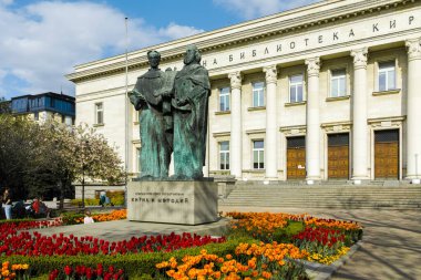 SOFYA, BULGARIA - 1 Mayıs 2022: Bulgaristan 'ın başkenti Sofya' daki Aziz Kiril ve Aziz Methodius Ulusal Kütüphanesinin bahar manzarası