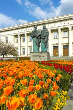 SOFYA, BULGARIA - 1 Mayıs 2022: Bulgaristan 'ın başkenti Sofya' daki Aziz Kiril ve Aziz Methodius Ulusal Kütüphanesinin bahar manzarası