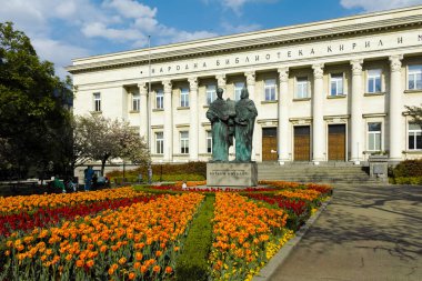 SOFYA, BULGARIA - 1 Mayıs 2022: Bulgaristan 'ın başkenti Sofya' daki Aziz Kiril ve Aziz Methodius Ulusal Kütüphanesinin bahar manzarası