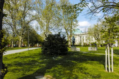 SOFYA, BULGARIA - 1 Mayıs 2022: Bulgaristan 'ın Sofya kentindeki Bahçe Saint Kliment Ohridski' nin bahar manzarası