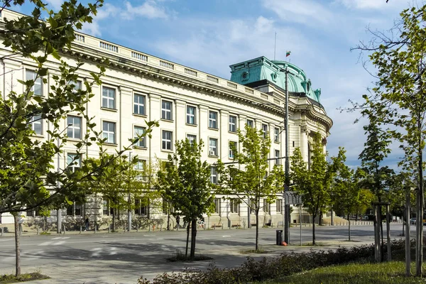 SOFYA, BULGARIA - 1 Mayıs 2022: Bulgaristan 'ın başkenti Sofya' daki Aziz Kiril ve Aziz Methodius Ulusal Kütüphanesinin bahar manzarası