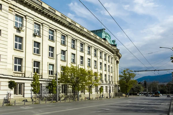 SOFYA, BULGARIA - 1 Mayıs 2022: Bulgaristan 'ın başkenti Sofya' daki Aziz Kiril ve Aziz Methodius Ulusal Kütüphanesinin bahar manzarası