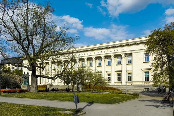 SOFYA, BULGARIA - 1 Mayıs 2022: Bulgaristan 'ın başkenti Sofya' daki Aziz Kiril ve Aziz Methodius Ulusal Kütüphanesinin bahar manzarası