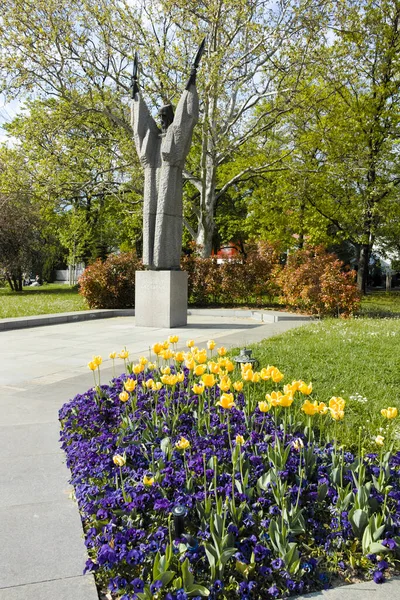 SOFYA, BULGARIA - 1 Mayıs 2022: Bulgaristan 'ın Sofya kentindeki Bahçe Saint Kliment Ohridski' nin bahar manzarası