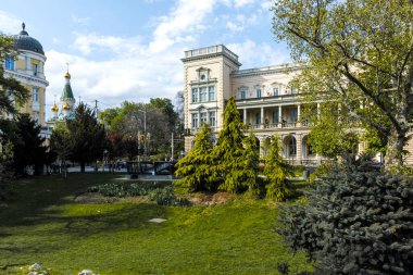 SOFYA, BULGARIA - 1 Mayıs 2022: Bulgaristan 'ın Sofya kentindeki Kristal bahçesi etrafındaki Tipik binaların bahar manzarası