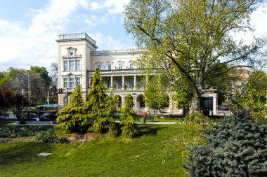 SOFYA, BULGARIA - 1 Mayıs 2022: Bulgaristan 'ın Sofya kentindeki Kristal bahçesi etrafındaki Tipik binaların bahar manzarası