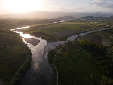 Bulgaristan 'ın Blagoevgrad bölgesinin Topolnitsa köyü yakınlarındaki Struma nehrinin hava günbatımı manzarası