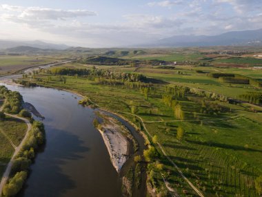 Bulgaristan 'ın Blagoevgrad bölgesinin Topolnitsa köyü yakınlarındaki Struma nehrinin hava günbatımı manzarası