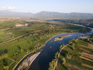 Bulgaristan 'ın Blagoevgrad bölgesinin Topolnitsa köyü yakınlarındaki Struma nehrinin hava günbatımı manzarası