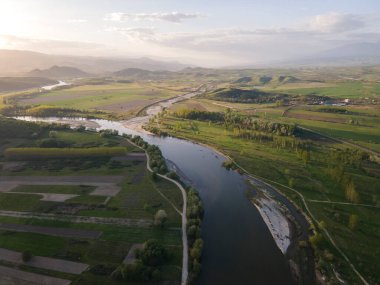 Bulgaristan 'ın Blagoevgrad bölgesinin Topolnitsa köyü yakınlarındaki Struma nehrinin hava günbatımı manzarası