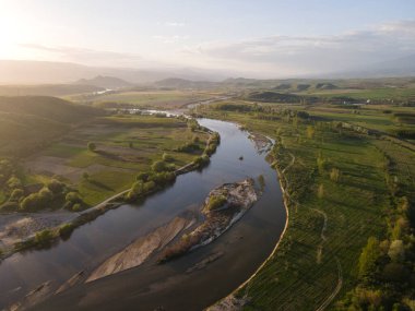 Bulgaristan 'ın Blagoevgrad bölgesinin Topolnitsa köyü yakınlarındaki Struma nehrinin hava günbatımı manzarası