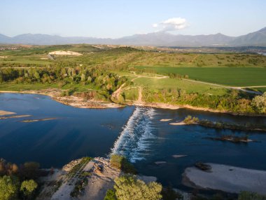 Bulgaristan 'ın Blagoevgrad bölgesinin Topolnitsa köyü yakınlarındaki Struma nehrinin hava günbatımı manzarası