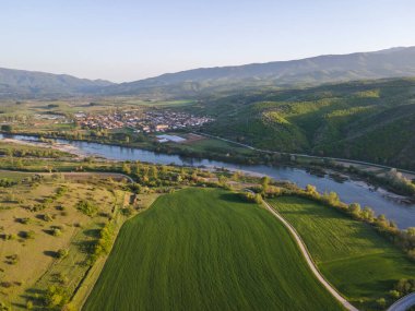 Bulgaristan 'ın Blagoevgrad bölgesinin Topolnitsa köyü yakınlarındaki Struma nehrinin hava günbatımı manzarası