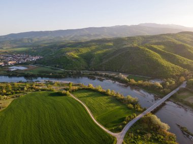 Bulgaristan 'ın Blagoevgrad bölgesinin Topolnitsa köyü yakınlarındaki Struma nehrinin hava günbatımı manzarası