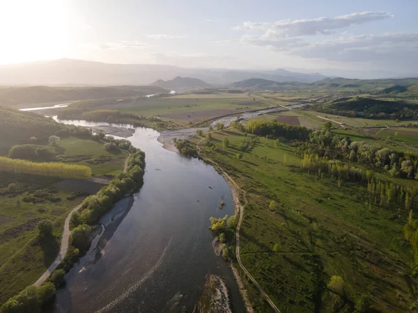 Bulgaristan 'ın Blagoevgrad bölgesinin Topolnitsa köyü yakınlarındaki Struma nehrinin hava günbatımı manzarası