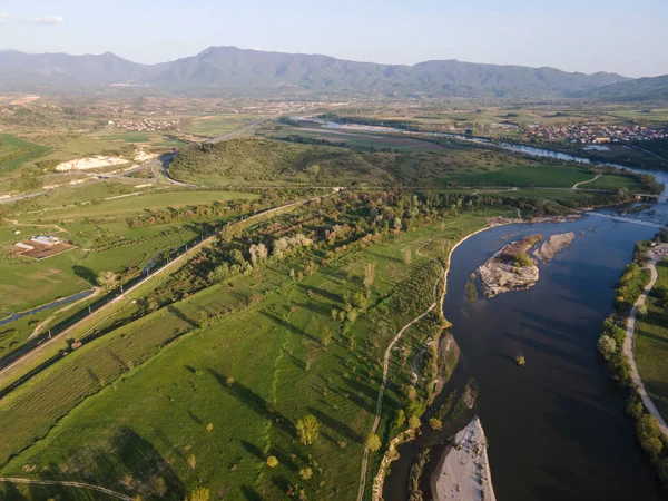 Bulgaristan 'ın Blagoevgrad bölgesinin Topolnitsa köyü yakınlarındaki Struma nehrinin hava günbatımı manzarası