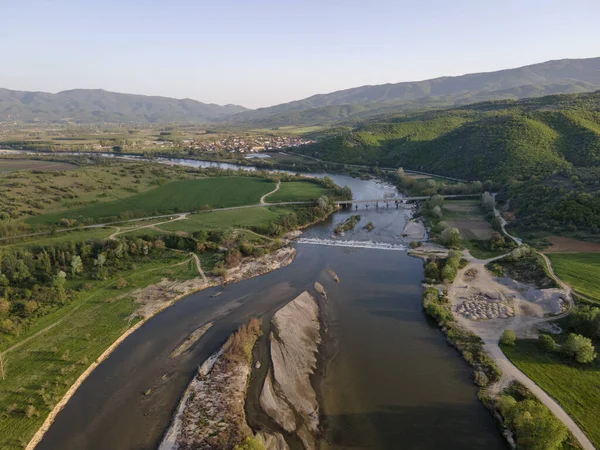 Bulgaristan 'ın Blagoevgrad bölgesinin Topolnitsa köyü yakınlarındaki Struma nehrinin hava günbatımı manzarası