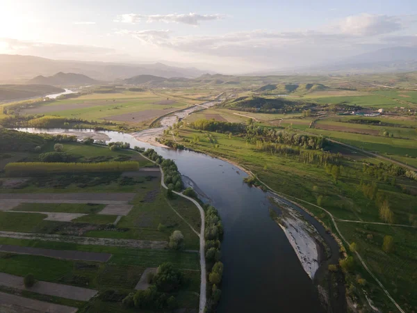 Bulgaristan 'ın Blagoevgrad bölgesinin Topolnitsa köyü yakınlarındaki Struma nehrinin hava günbatımı manzarası