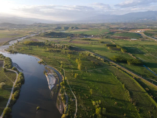 Bulgaristan 'ın Blagoevgrad bölgesinin Topolnitsa köyü yakınlarındaki Struma nehrinin hava günbatımı manzarası