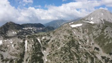 Bulgaristan 'ın Muratov zirvesi yakınlarındaki Pirin Dağı' nın şaşırtıcı hava manzarası