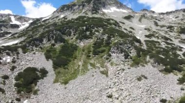 Bulgaristan 'ın Muratov zirvesi yakınlarındaki Pirin Dağı' nın şaşırtıcı hava manzarası