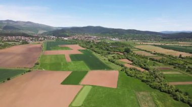 Bulgaristan 'ın Sofya bölgesindeki Godech kasabası yakınlarındaki kırsal arazinin bahar havası manzarası