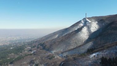 Bulgaristan 'ın Sofya kenti Boyana İlçesi yakınlarındaki Vitosha Dağı' nın hava kışı manzarası