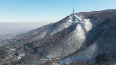 Bulgaristan 'ın Sofya kenti Boyana İlçesi yakınlarındaki Vitosha Dağı' nın hava kışı manzarası