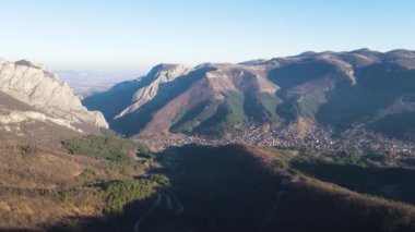 Bulgaristan 'ın Balkan Dağları' ndaki Vratsata Geçidi 'nin İnanılmaz Sonbahar Manzarası