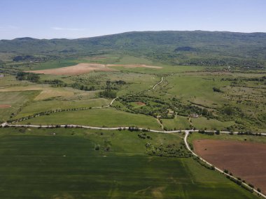 Bulgaristan 'ın Sofya bölgesindeki Godech kasabası yakınlarındaki kırsal arazinin bahar havası manzarası