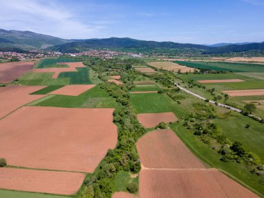 Bulgaristan 'ın Sofya bölgesindeki Godech kasabası yakınlarındaki kırsal arazinin bahar havası manzarası