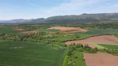 Bulgaristan 'ın Sofya bölgesindeki Godech kasabası yakınlarındaki kırsal arazinin bahar havası manzarası