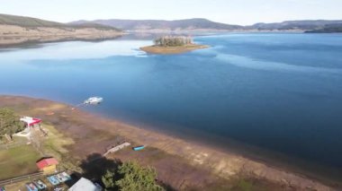 Bulgaristan 'ın Pazardzhik bölgesindeki Batak Reservoir adasının hava manzarası