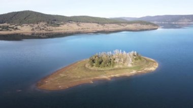 Bulgaristan 'ın Pazardzhik bölgesindeki Batak Reservoir adasının hava manzarası