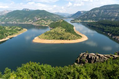 Bulgaristan 'ın Arda Nehri kıvrımlı ve Kardzhali Barajı' nın inanılmaz manzarası