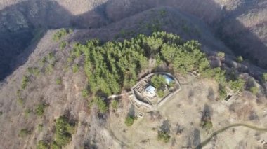 Bulgaristan 'ın Pazardzhik Bölgesi' nin Dorkovo kasabası yakınlarındaki Antik Tsepina kalesinin hava manzarası