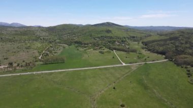 Bulgaristan 'ın Sofya bölgesindeki Godech kasabası yakınlarındaki kırsal arazinin bahar havası manzarası