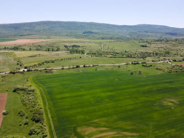 Bulgaristan 'ın Sofya bölgesindeki Godech kasabası yakınlarındaki kırsal arazinin bahar havası manzarası
