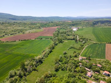 Bulgaristan 'ın Sofya bölgesindeki Godech kasabası yakınlarındaki kırsal arazinin bahar havası manzarası