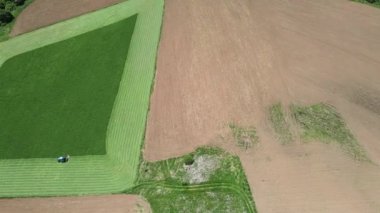 Bulgaristan 'ın Sofya bölgesindeki Godech kasabası yakınlarındaki kırsal arazinin bahar havası manzarası