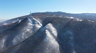 Bulgaristan 'ın Sofya kenti Boyana İlçesi yakınlarındaki Vitosha Dağı' nın hava kışı manzarası