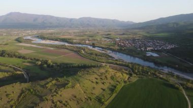 Bulgaristan 'ın Sofya bölgesindeki Godech kasabası yakınlarındaki kırsal arazinin bahar havası manzarası