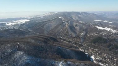 Bulgaristan 'ın Sofya kenti Boyana İlçesi yakınlarındaki Vitosha Dağı' nın hava kışı manzarası