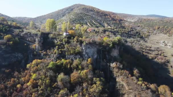 保加利亚Kyustendil地区Zemen山Polska Skakavitsa瀑布的空中秋季景观 — 图库视频影像