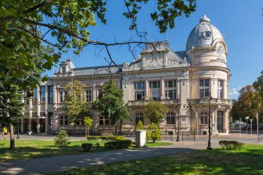 RUSE, BULGARIA -15 Ağustos 2021: Bulgaristan 'ın Rusçuk kentinin merkezinde Kniaz Alexander Battenberg Meydanı